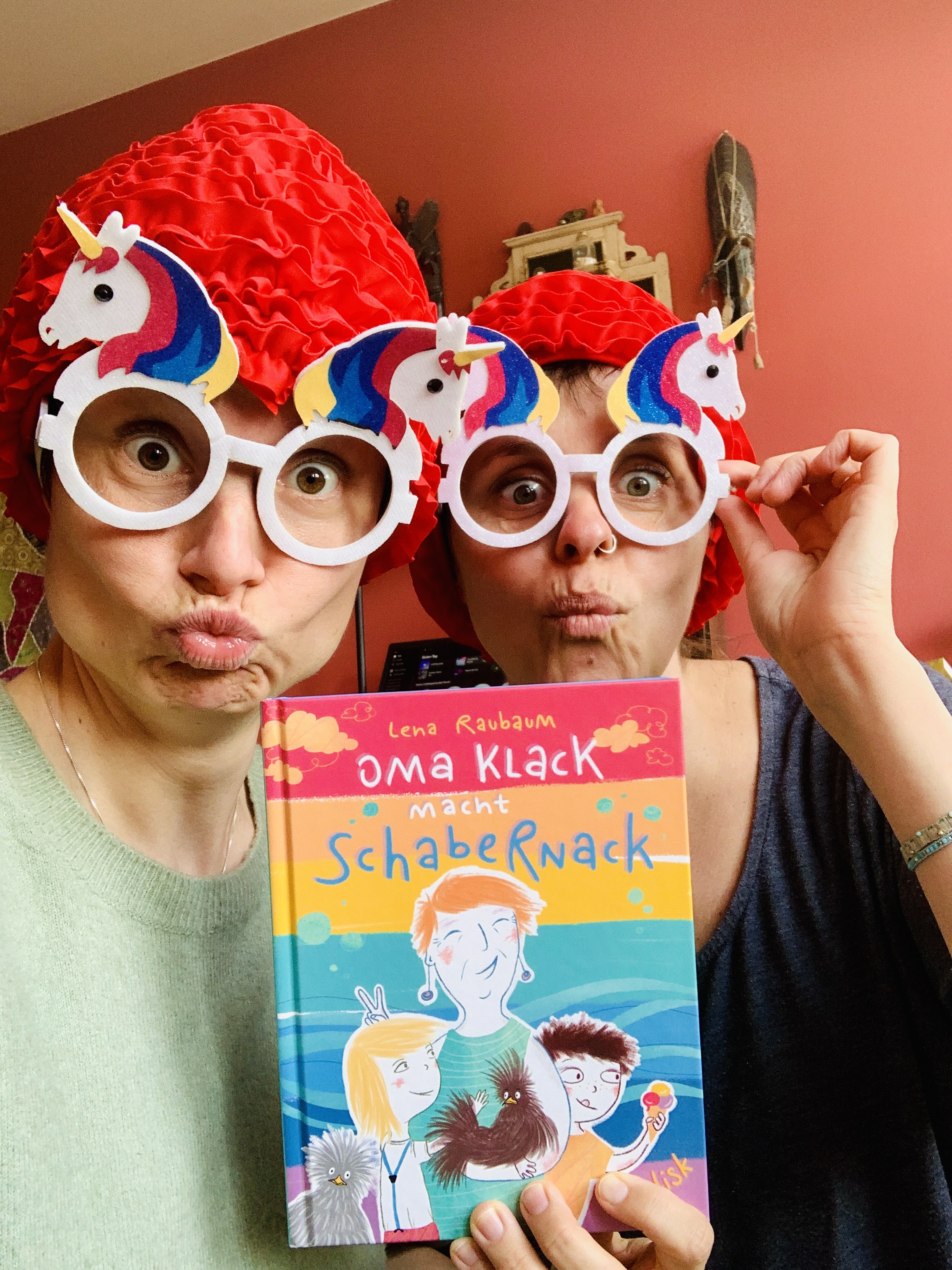 Man sieht Autorin Lena Raubaum und Illustratorin Nadine Kapapcher mit ihrem gemeinsamen Buch "Oma Klack macht Schabernack"
