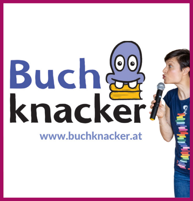 Zu sehen ist das Logo der Aktion BUCHKNACKER und Lena Raubaum mit einem Mikrofon in der Hand