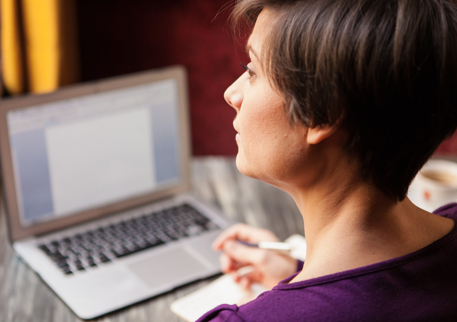 Ein Blick &uuml;ber Lena Raubaums Schulter auf ihren Laptop.
