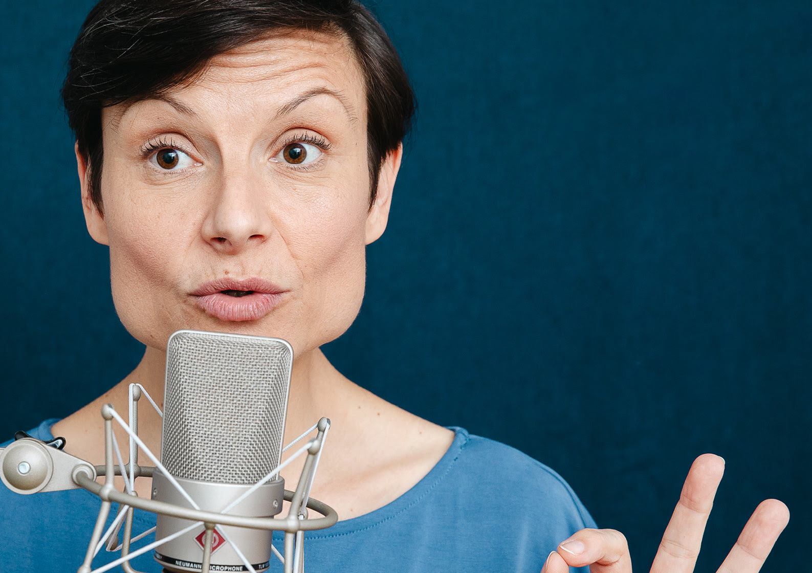 Lena Raubaum spricht konzentriert in einem Tonstudio ein.