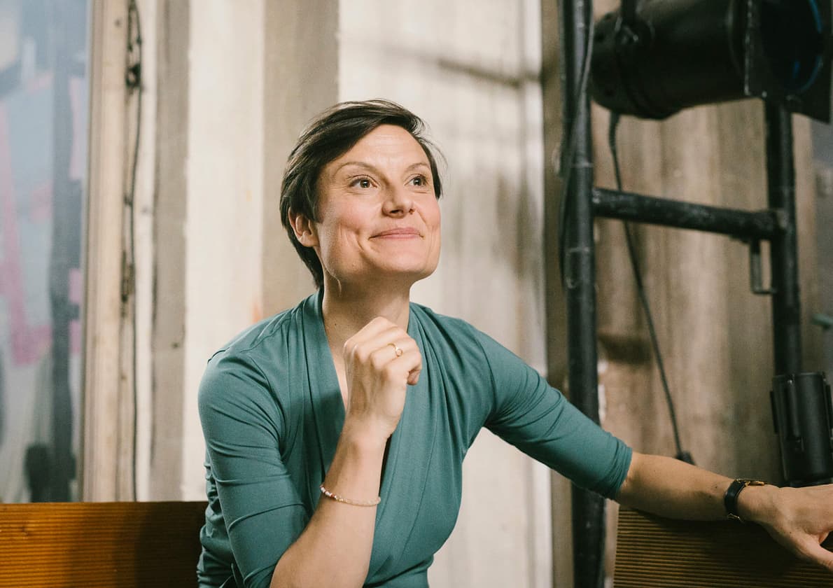 Lena Raubaum sitzt backstage und blickt erwartungsvoll Richtung B&uuml;hne