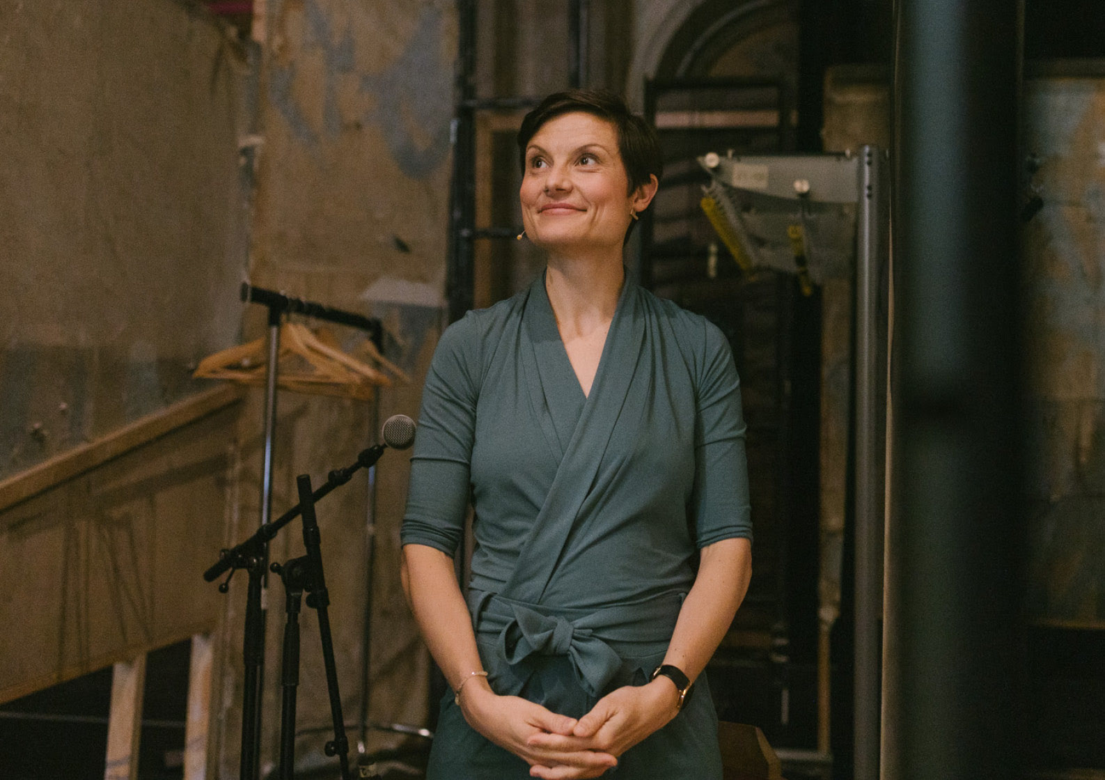 Lena Raubaum steht and&auml;chtig auf einer B&uuml;hne.