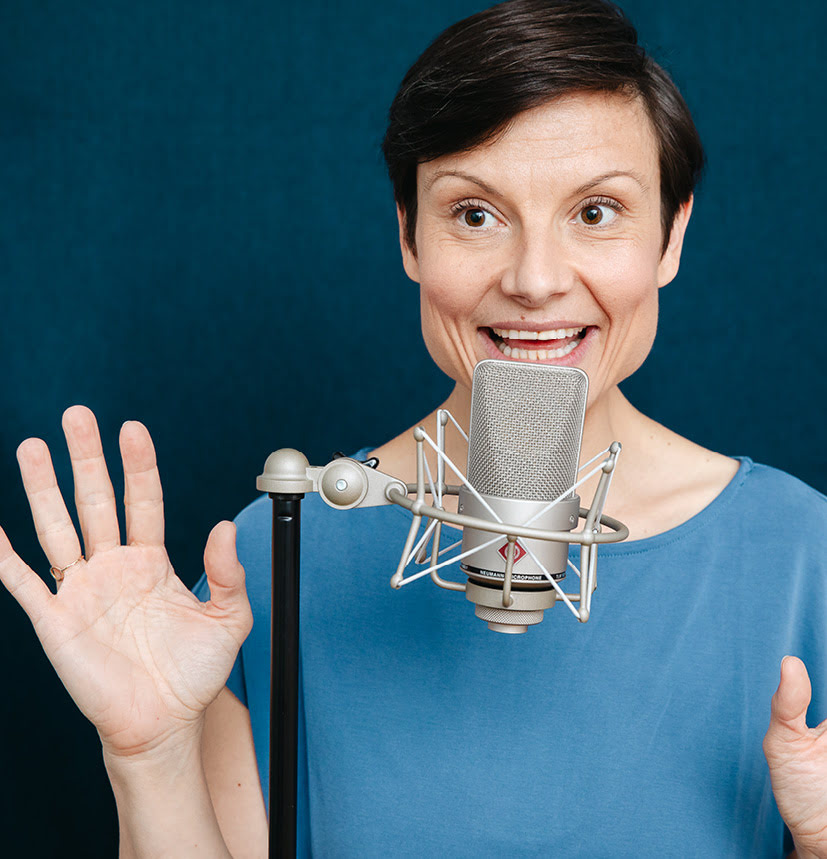 Lena Raubaum spricht in ein Studiomikrofon.