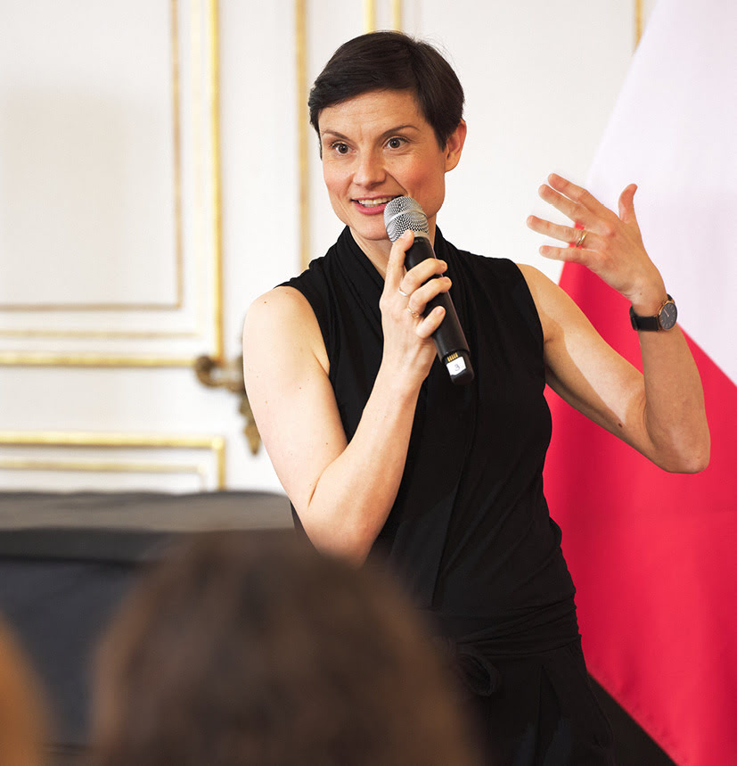 Lena Raubaum h&auml;lt einen professionellen Vortrag.