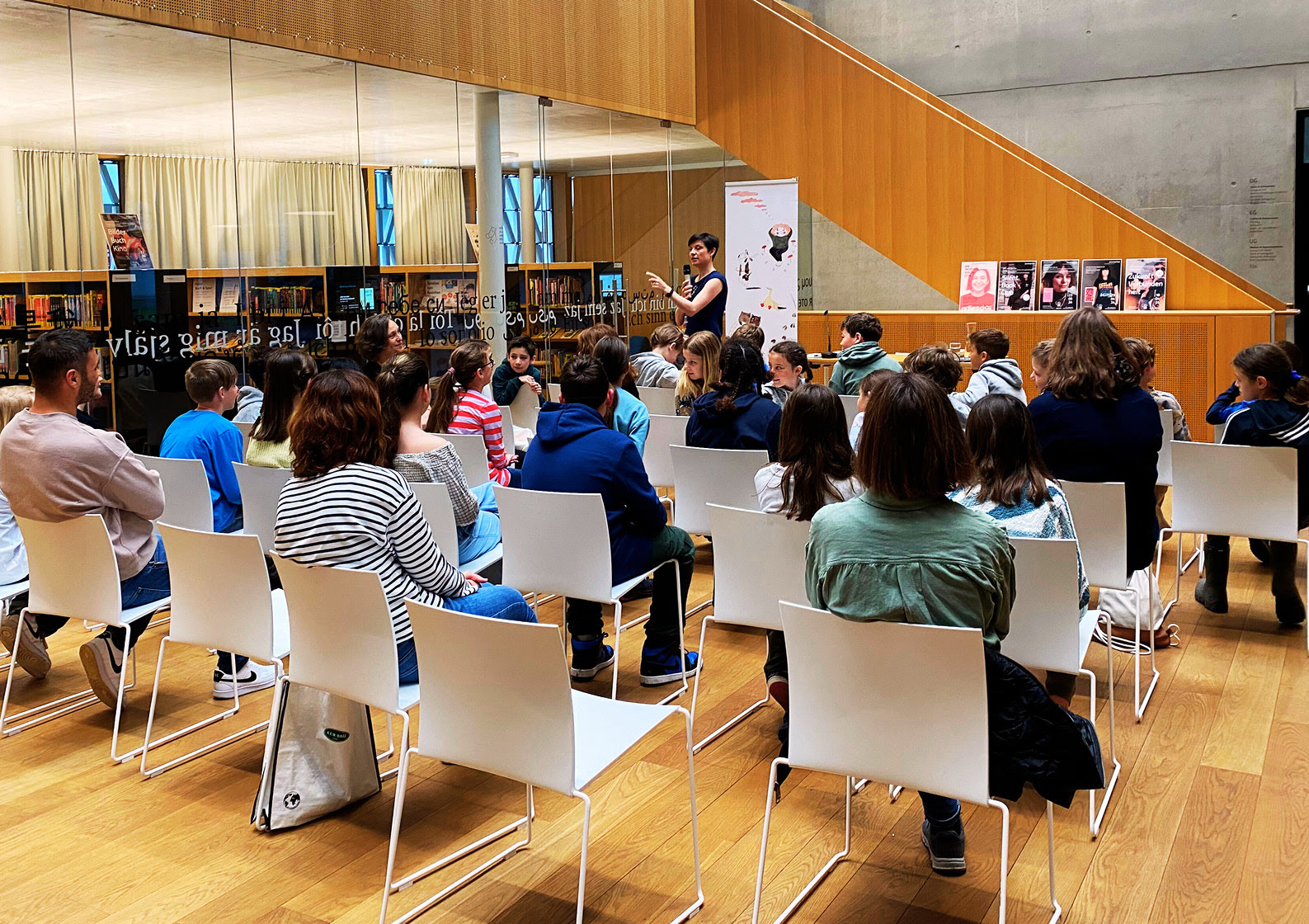 Lena Raubaum bei einem Live-Termin in einer B&uuml;cherei.
