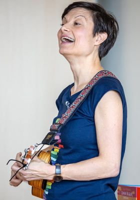 Lena Raubaum singt und begleitet sich selbst mit Gitarre.