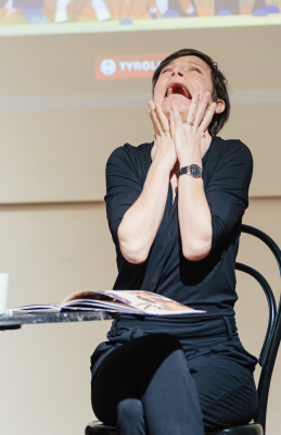 Lena Raubaum sitzt an einem Tisch und verk&ouml;rpert dramatische Verzweiflung