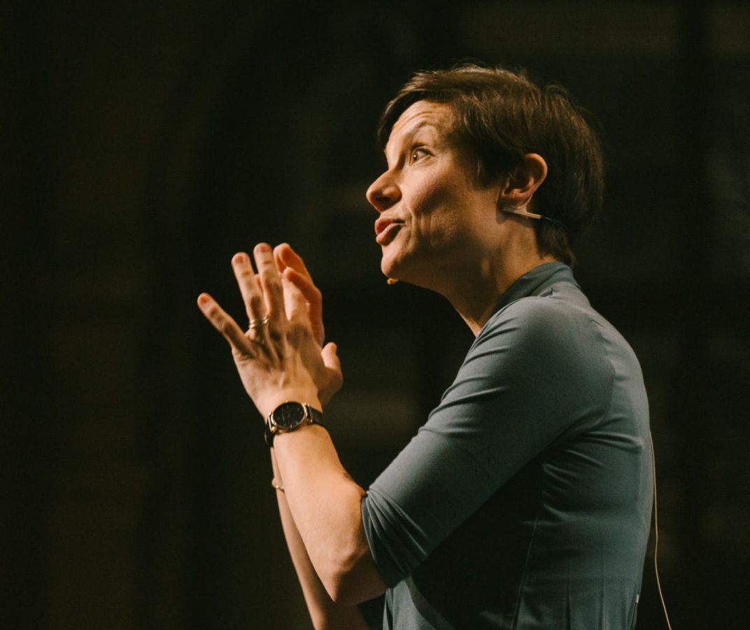 Lena Raubaum begleitet ihren Vortrag mit Gestik.