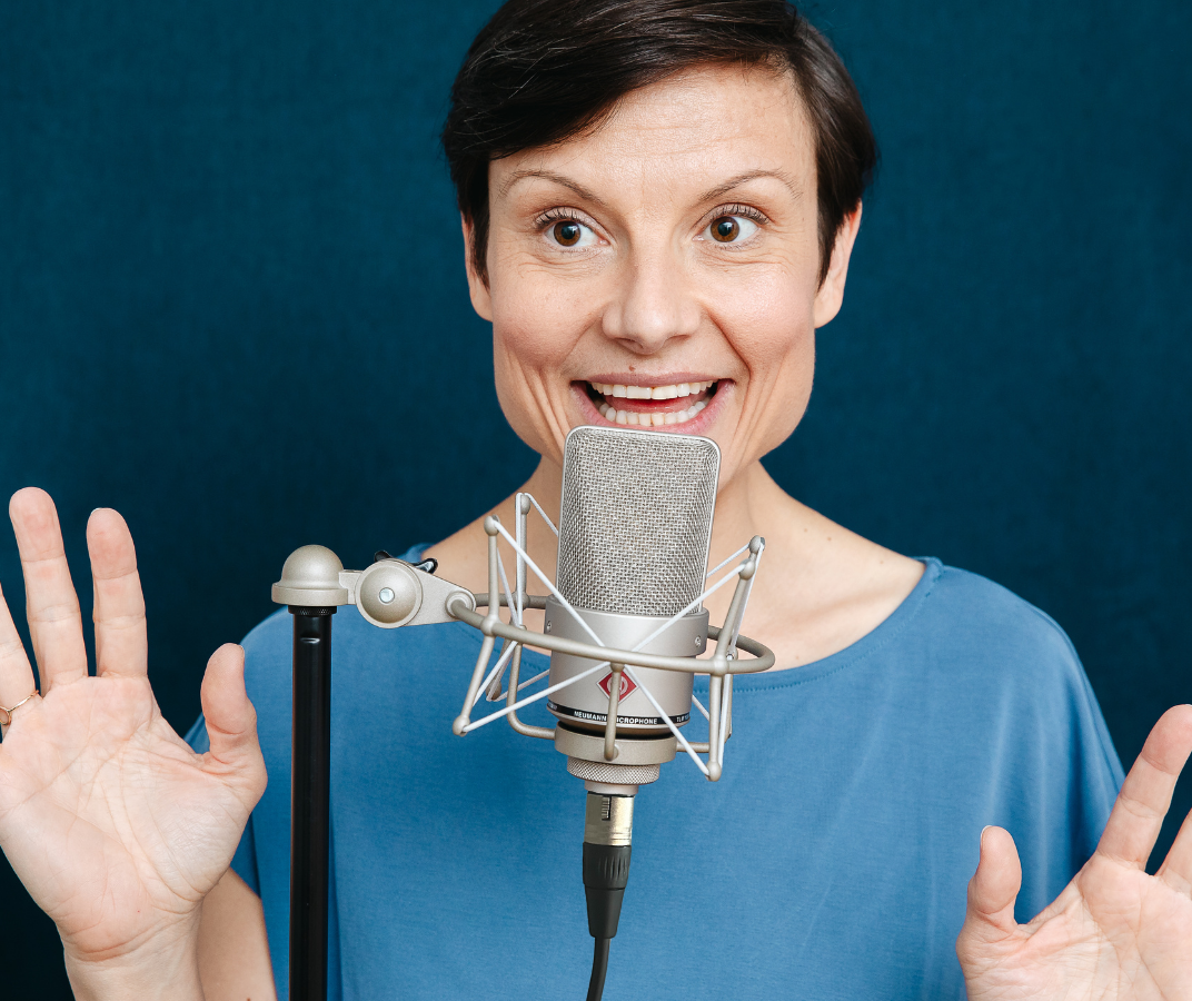 Lena Raubaum spricht in ein Mikrofon
